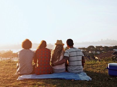 <h3>Ein Hoch auf die Freundschaft</h3> <p>Warum Freunde so wichtig für Paare sind</p>